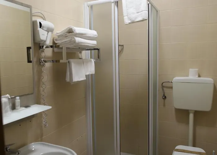 Отель Tiby Модена