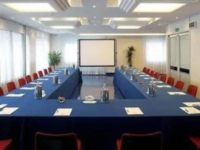 Отель Tiby Модена